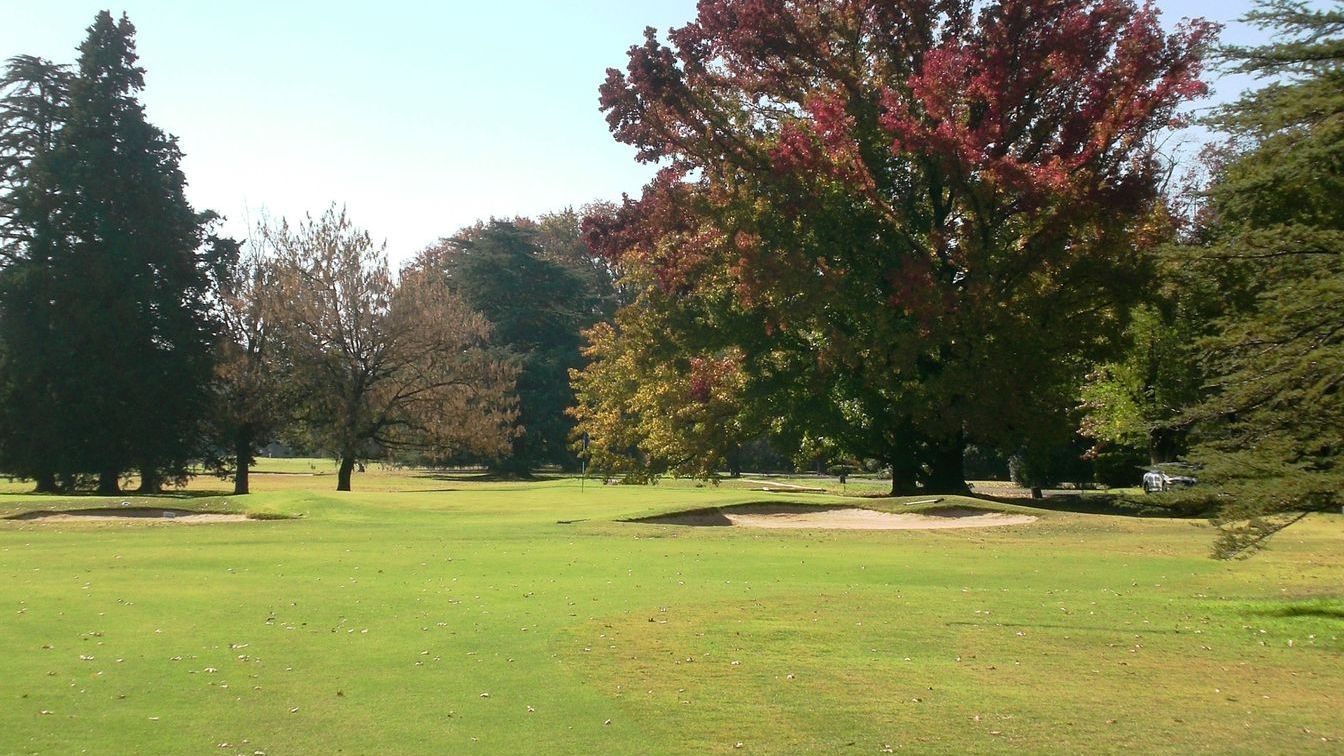 A green in autumn colour, bunkered short right